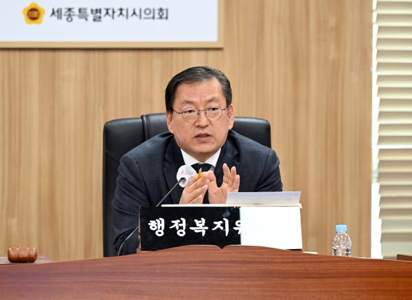 간담회를 주재한 행정복지위원회 유인호 부위원장<br>