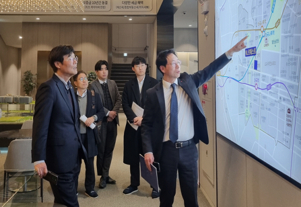 김형렬 행복청장(왼쪽에서 첫번째)이 시니어 특화주택 관련 기업 관계자로부터 사업설명을 듣고 있다.