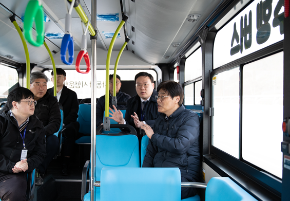 김형렬 행복청장(오른쪽 첫번째)이 자율주행버스에 시승하여 관계자의 설명을 듣고 있다.