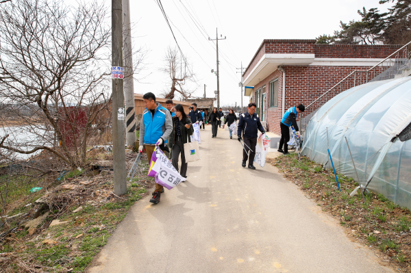22일 석문면 보덕사 인근 석문호 일원에서 물의 날 기념 환경정화 활동 모습