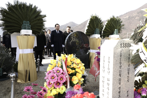 최민호 시장 국립대전현충원 참배 모습