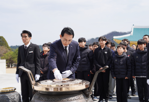 이완섭 서산시장과 고북중학교 학생들이 22일 국립대전현충원에서 서해수호의 날의 의미를 되새겼다