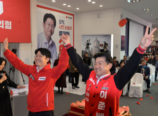 필승을 다짐하는 류제화 후보와 이준배 후보