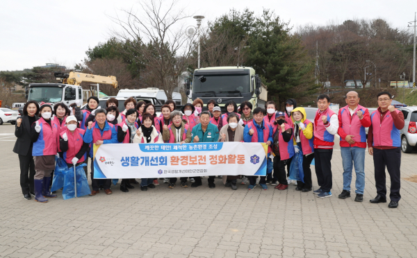 생활개선태안군연합회의 환경정화 활동 모습(3월 25일 안면읍).