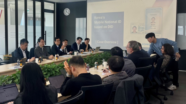 간담회 참석자들이 한국형 모바일 신분증 구축사례에 대해 논의하고 있다.