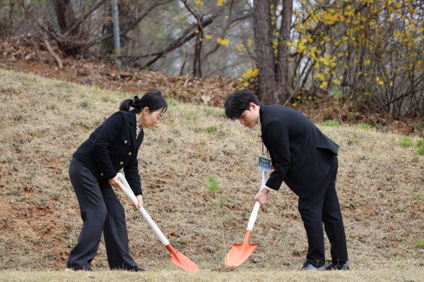 글로벌비즈니스대학 김랑혜윤 학장과 글로벌비즈니스대학 학생회 학생이 식수 행사를 진행하고 있다