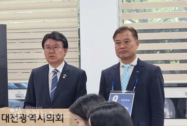 조국혁신당 황운하 비례대표 국회의원 후보와 정기현 전 대전시의원이 지지를 호소하고 있다.