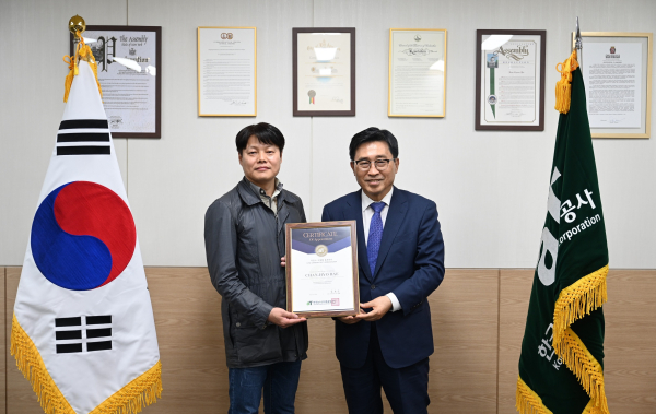배찬효 총감독 글로벌 저탄소 식생활 홍보대사 위촉 * 한국농수산식품유통공사 김춘진 사장(오른쪽), 런던 한류 페스티벌 배찬효 총감독(왼쪽)