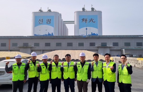 ㈜선광 군산항 방문 기념사진 * 한국농수산식품유통공사 김춘진 사장(좌측 5번째), ㈜선광 김시진 군산지사장(좌측 6번째)