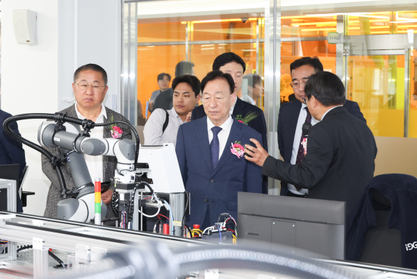 미래직업교육센터 개소식 후 내부를 둘러보고 있는 설동호 교육감