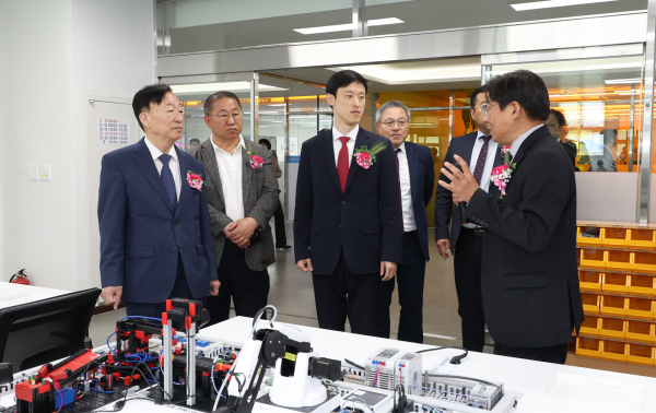 미래직업교육센터 개소식 후 내부를 둘러보고 있는 설동호 교육감