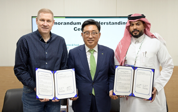 한국농수산식품유통공사-러시아·사우디 바이어 MOU * 한국농수산식품유통공사 김춘진 사장(가운데), 러시아 바이칼그룹 쿠즈네쪼브 안드레이 대표(왼쪽), 사우디아라비아 아시아나푸드스터프 자이드 얼라스위더 대표(오른쪽)