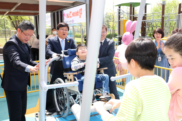 세종누리학교 휠체어 그네 설치 기념행사 개최