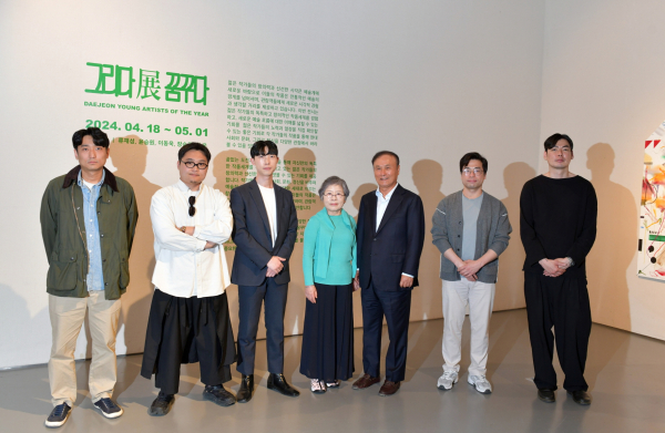 전시회 오픈식에 참석한 김영찬 골프존문화재단 이사장(오른쪽에서 세 번째)이 참여 작가들과 함께 기념촬영을 하고 있다.