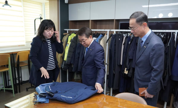 사진은 박형덕 서부발전 사장(가운데)이 이명화 현웅디자인 대표(왼쪽)에게 근무복 디자인에 대해 설명을 듣는 모습