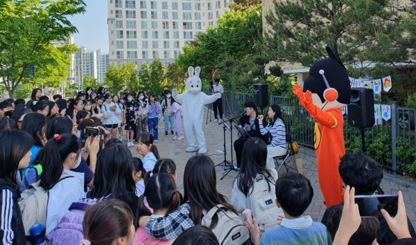3일, 으뜸초등학교에서 교육공동체와 함께하는 ‘으뜸초, 봄봄봄! 어린이날(웃어봄, 놀아봄, 날아봄)’ 행사(교사 축하공연)