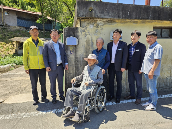 강만희 대전지방보훈청장이 국가유공자 명패를 전달하고 있다