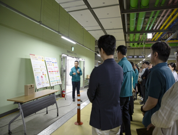 14일 오후 2시에 공습 상황에 대비한 민방위 대피 훈련 진행 모습