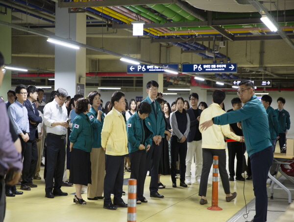 14일 오후 2시에 공습 상황에 대비한 민방위 대피 훈련 진행 모습
