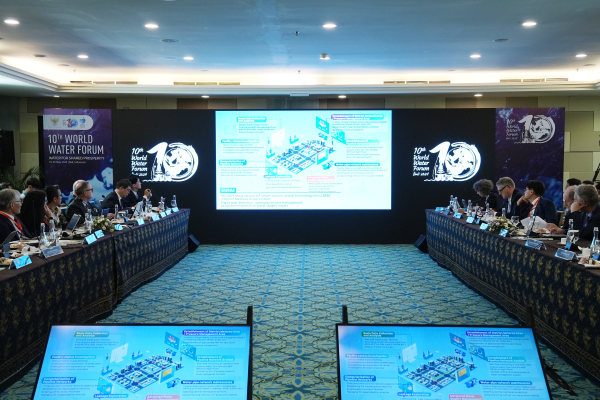 한국수자원공사(K-water, 사장 윤석대)가 19일 인도네시아 발리에서 열리는 제23차 ‘UN HELP’에서 3대 초격차 기술 동영상(사진 가운데)을 시연하고 있다.