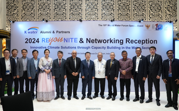 지난 20일 인도네시아 발리 현지에서 개최한 ‘2024 K-water Alumni & Global Partners Networking Reception’ 행사에서 국제교육 동문 등 주요 인사들과 기념사진을 촬영하고 있다.