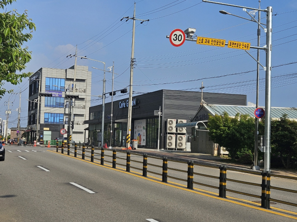 후면 무인교통장비가 운영될 예천동 이편한세상-효성해링턴플레이스 아파트 사이 삼거리