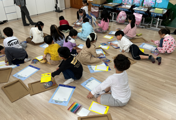 감성초 학생들이 지난 4월 22일부터 5월 27일까지 5주간 진행된 ‘등대박물관 체험활동’ 중 신기한 등대그리기 프로그램에 참여하고 있다.