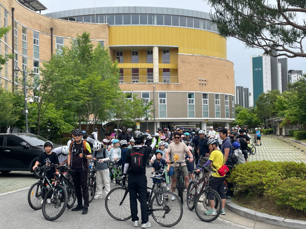연양초 교육 공동체가 ‘자전거 축제’ 행사에 참여하고 있다.
