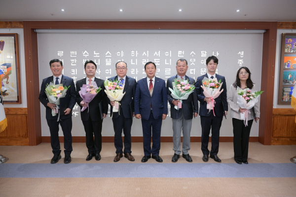 제2기 세종자치경찰위원회 출범 단체사진 설명 : 왼쪽부터 남택화 위원장, 김영식 서원대교수, 김정환 한국영상대 교수, 최민호 세종시장, 김재선 전 홍성경찰서장, 김흥주 대전세종연구원 책임연구위원, 성은정 사무처장