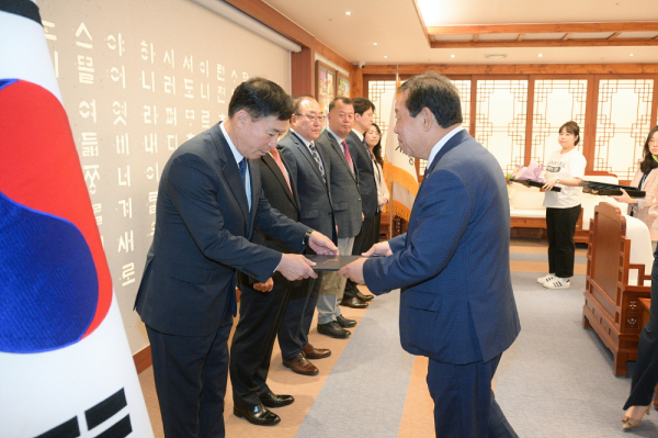 제2기 세종자치경찰위원회 임명장 수여 (왼쪽 첫번째 남택화 위원장)