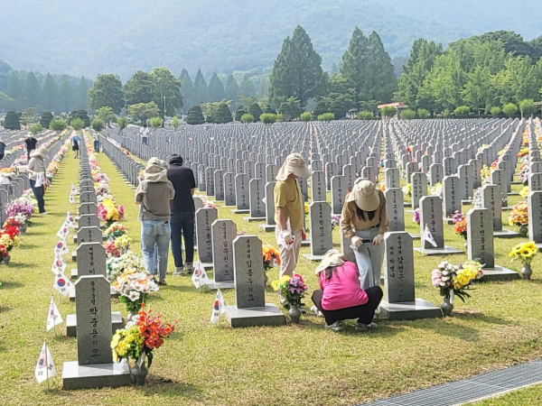 지난 24일 국립대전현충원을 찾아 순국선열과 호국영령의 숭고한 희생정신을 기리며 태극기 꽂기 등 지역사회 유산보호 봉사활동을 하고 있다.