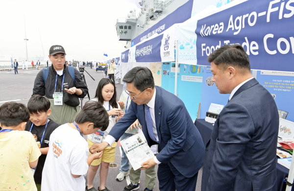미래세대에 ‘저탄소 식생활’ 소개하는 김춘진 사장