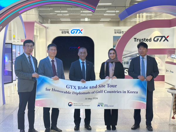 행사 참여자들이 30일, GTX-A 시승행사를 마치고 기념촬영을 하고 있다.(왼쪽부터 국가철도공단 윤학선 글로벌본부장, 국제협력통상관실 김희천 담당관,  사우디아라비아 차석(부대사) 파하드 바라카, 오만 차석(부대사) 림 알리 알 시야비, 국가철도공단 송혜춘 GTX본부장)