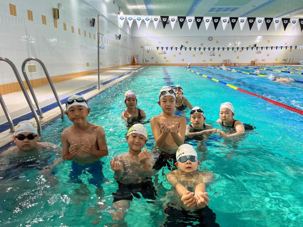 ｢마을단위학교스포츠클럽｣ ‘동동동’ 에 참여하고 있다.(수영 활동)