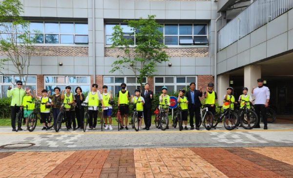 학생들이 다양한 종목의 ｢마을단위학교스포츠클럽｣ ‘동동동’ 에 참여하고 있다.(자전거 활동 모습)