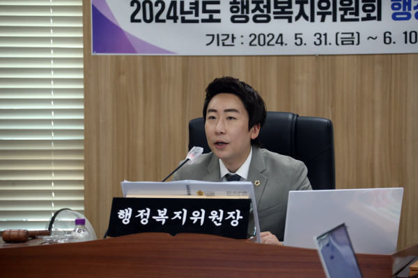 행정감사 하는 임채성 의원