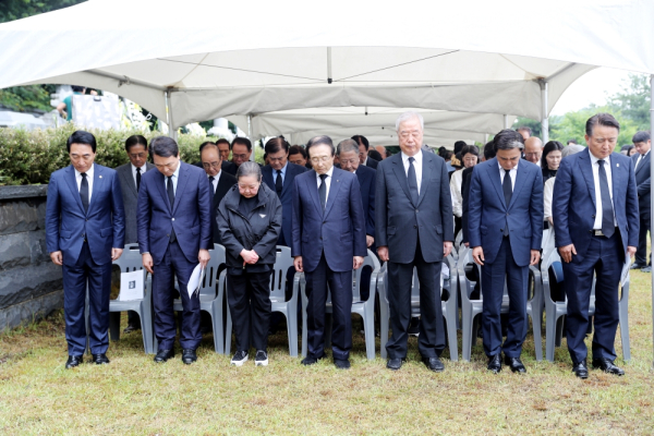 고 김종필 전 총리 추도식에서 참석자들이 묵념을 하고 있다.
