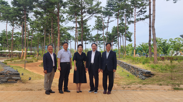 세종중앙공원 솔숲정원 맨발산책길 방문사진오른쪽부터 조소연 이사장, 이기순 의장, 육경애 이사, 유재연 이사, 임종해 공원관리단장