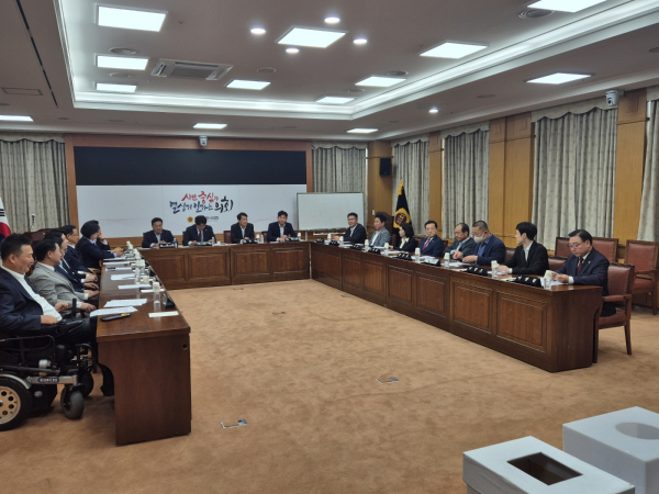 국민의힘 소속 19명 시의원들이 24일 시의회 소통실에서 의원총회를 준비하고 있는 모습.