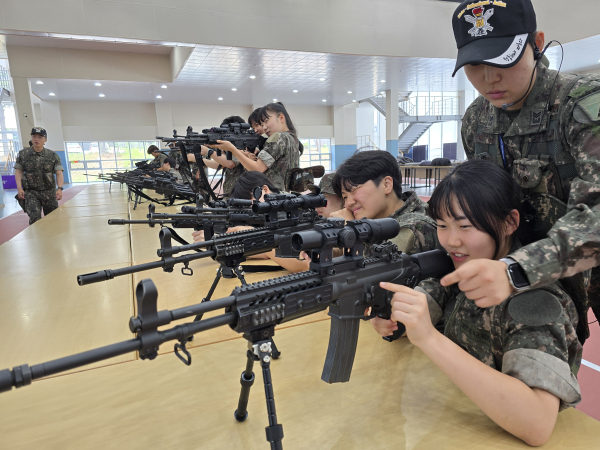 신형K-5기관총 체험중인 국방군사학과 학생들