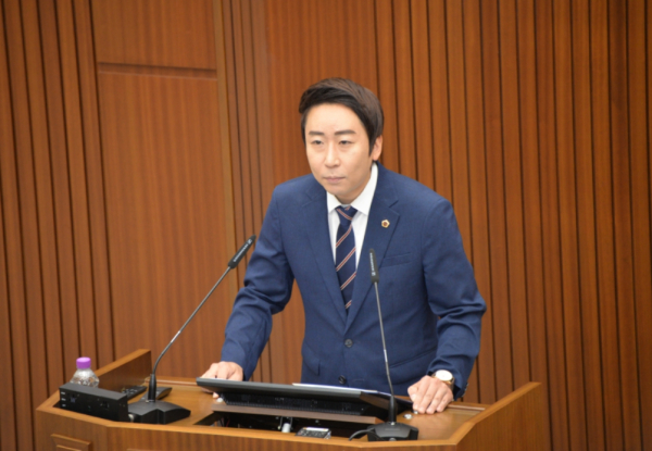 당선인사 하는 임채성 의장