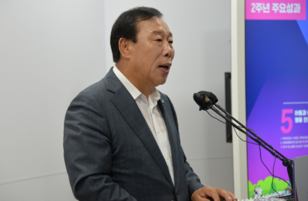 브리핑 하는 최민호 세종시장