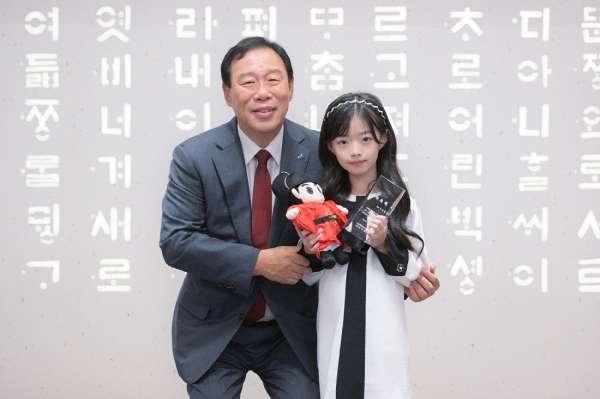 아역배우 오지율 양 홍보대사 위촉식 모습