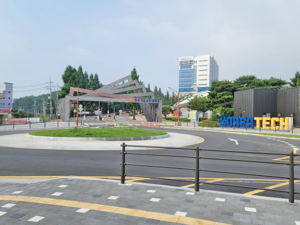한국기술교육대 정문 앞 도로 정비 모습