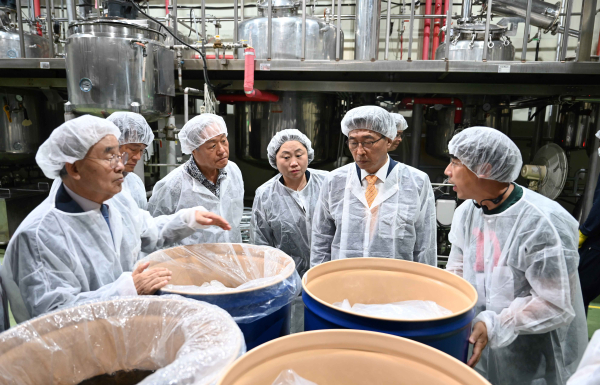영농조합법인 산정푸드 방문 현장사진 * 김춘진 한국농수산식품유통공사 사장(우측 2번째)