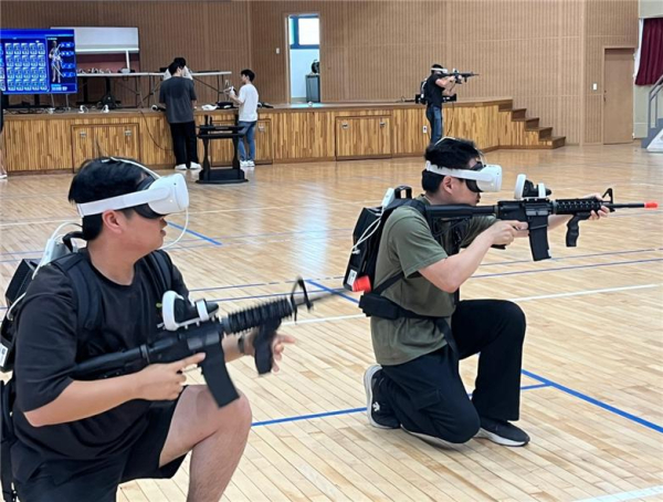 대덕대학교 K-방위산업과 e-MU 전공심화과정 학생들이 XR 다자간 협업 군사훈련 시스템을 체험하고 있다.