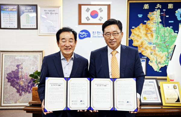 한국농수산식품유통공사-진천군 MOU * 김춘진 한국농수산식품유통공사 사장(오른쪽), 송기섭 진천군수(왼쪽)