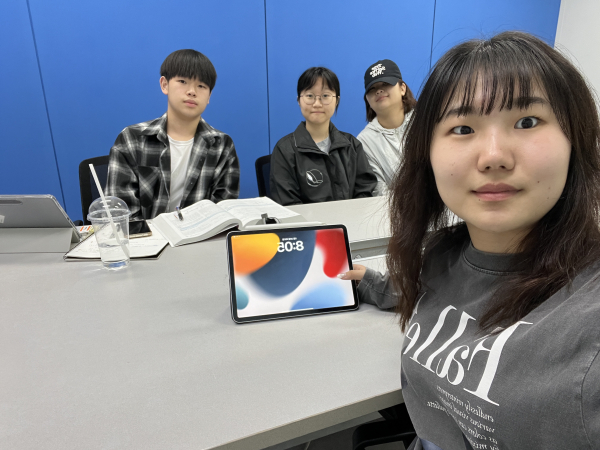 박재연 학생(전자공학전공 3학년. 오른쪽)이 올해 1학기 후배들 대상으로 'MSC 또래 튜터링'을 하는     모습