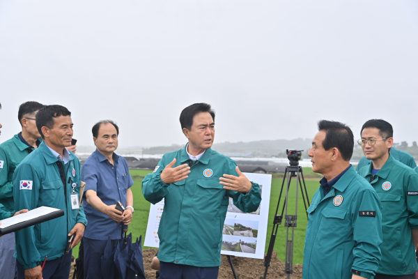 호우 피해지역 현장 방문한 김태흠 충남지사(논산천)