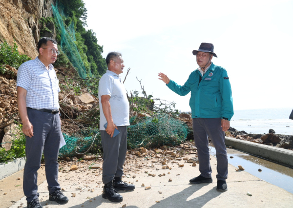 10일 호우 피해지역인 안면읍 승언리를 찾은 가세로 군수 현장점검 모습
